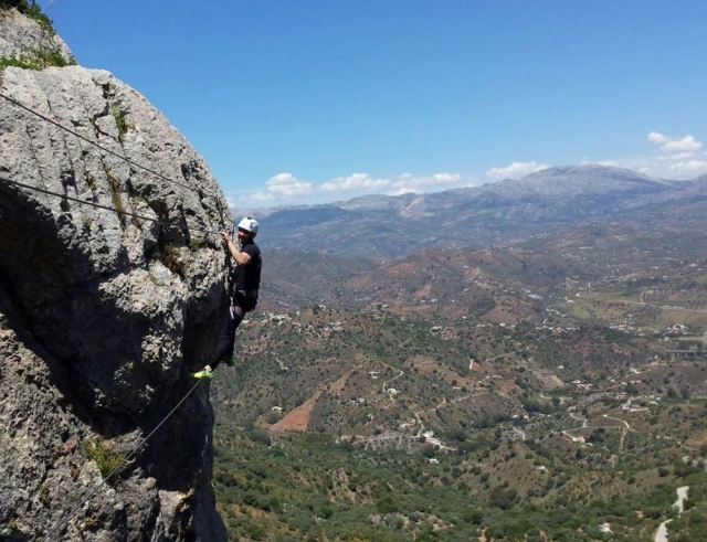  Mit beiden Händen am Klettersteig festhalten 